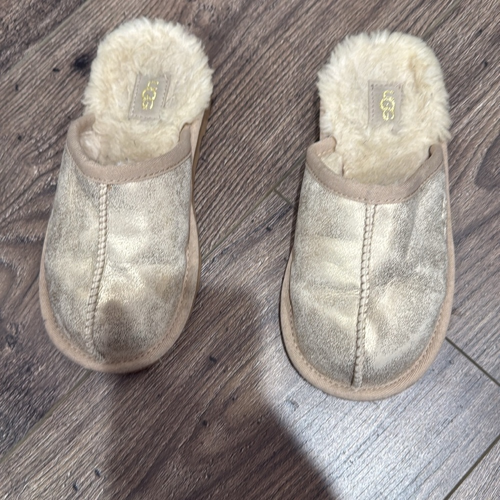 Ugg - Picture 2 of 6